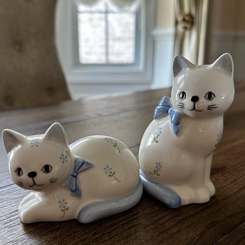 Otagiri Japanese White Cat Salt & Pepper Shakers Hand Painted Flowers * Vintage